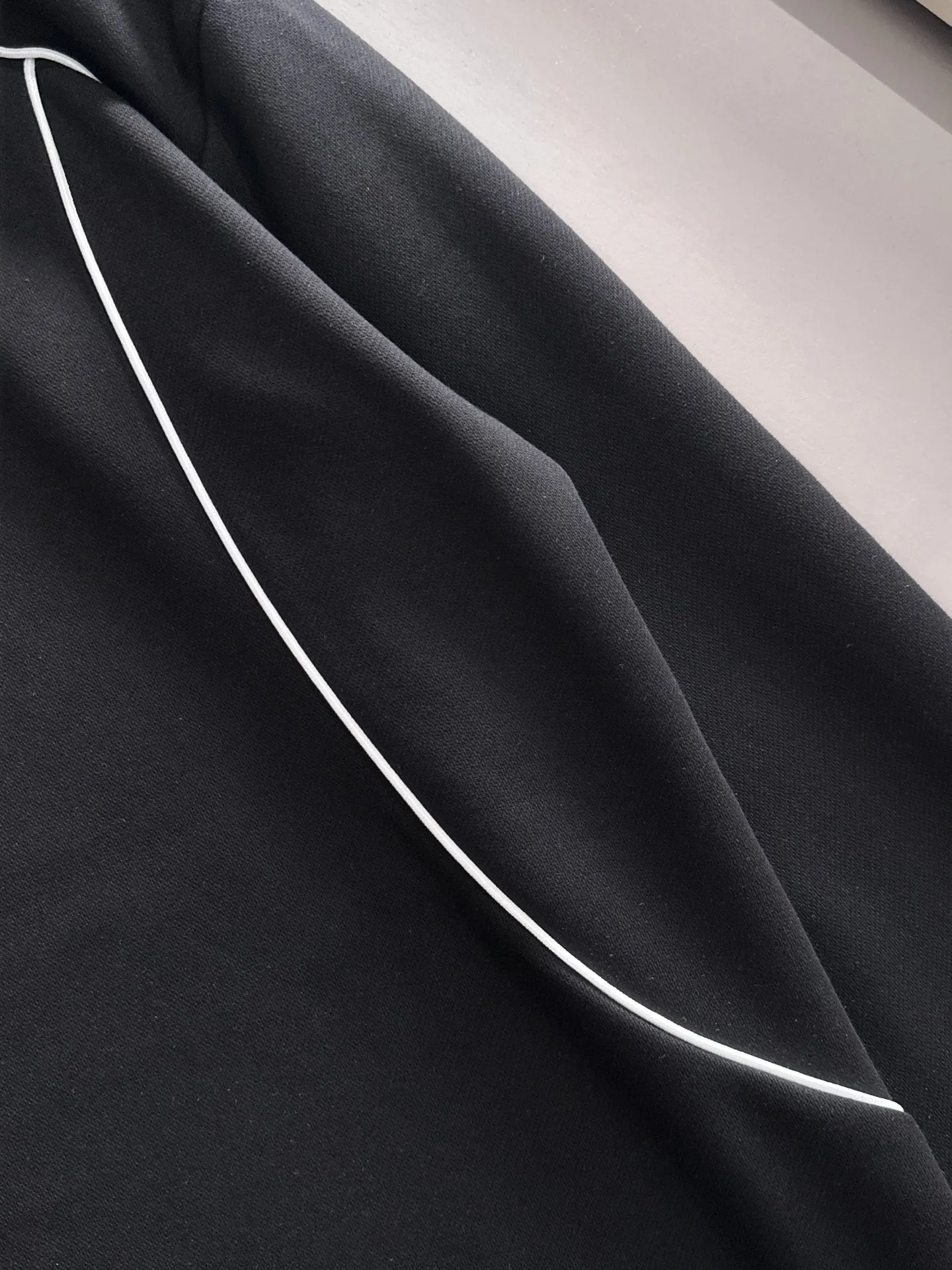 Exclusively released in Paris for the 2026 autumn and winter New Arrival hooded sweatshirt long-sleeved men and women. Same Style. Many stars have the same style. Craftsmanship that cannot be copied by ordinary small workshops. We are not afraid of any challenges in terms of materials, detail restoration and craftsmanship, just to provide you with wonderful products. Compare the top Original versions at will. No expense is spared just to make it better. Unique imported fabric feel. Purely imported German machine production. Precision operation. Thousands of needles density. A full set of New Arrival accessories with three standards can be customized simultaneously. Versatile upper body is fashionable, a perfect choice for autumn and winter, and a must-have item. Sizes table: m-4XL (please state your height and weight when placing an order)